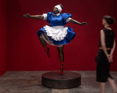 Mary Sibande, Sophie in attitude devant Investec Cape Town Art Fair