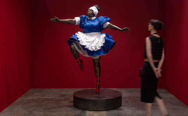 Mary Sibande, Sophie in attitude devant Investec Cape Town Art Fair