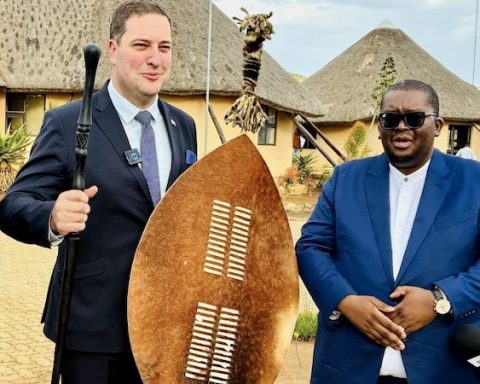 DA leader Geordin Hill‑Lewis with Reverend Thulasizwe Buthelezi, the traditional prime minister to the Zulu royal household (Supplied by Scrolla.Africa/Democratic Alliance)