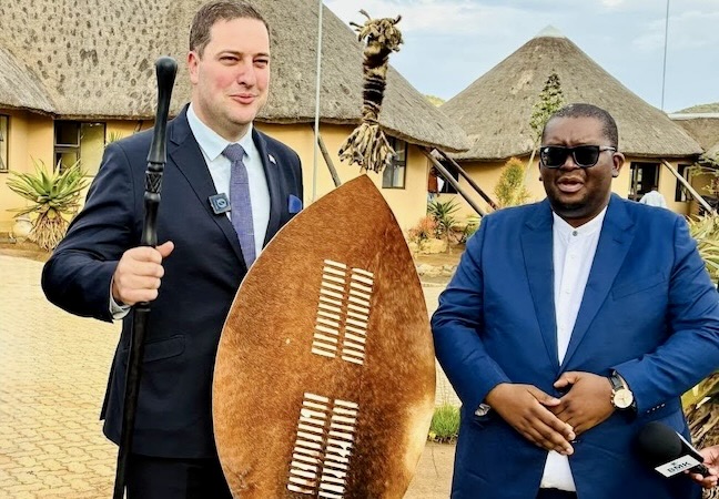 DA leader Geordin Hill‑Lewis with Reverend Thulasizwe Buthelezi, the traditional prime minister to the Zulu royal household (Supplied by Scrolla.Africa/Democratic Alliance)