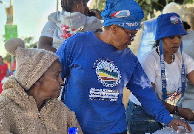 Maki Emily Tshabalala interacts with voters in Emfuleni ward 28 ahead of the by-election to encourage them to participate. (Source: DA Gauteng)
